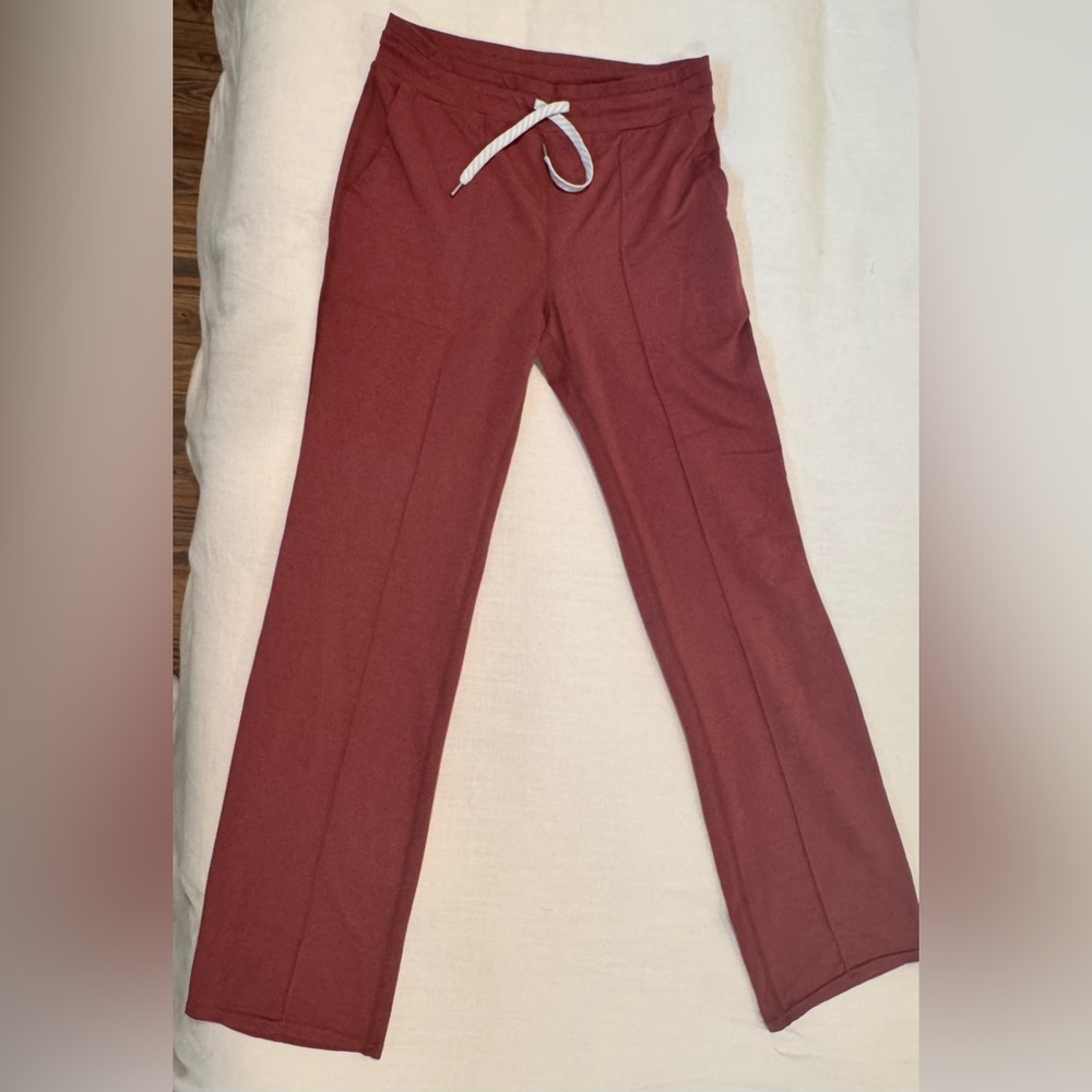 Vuori Halo women’s wide leg flare pants
Style VW425.